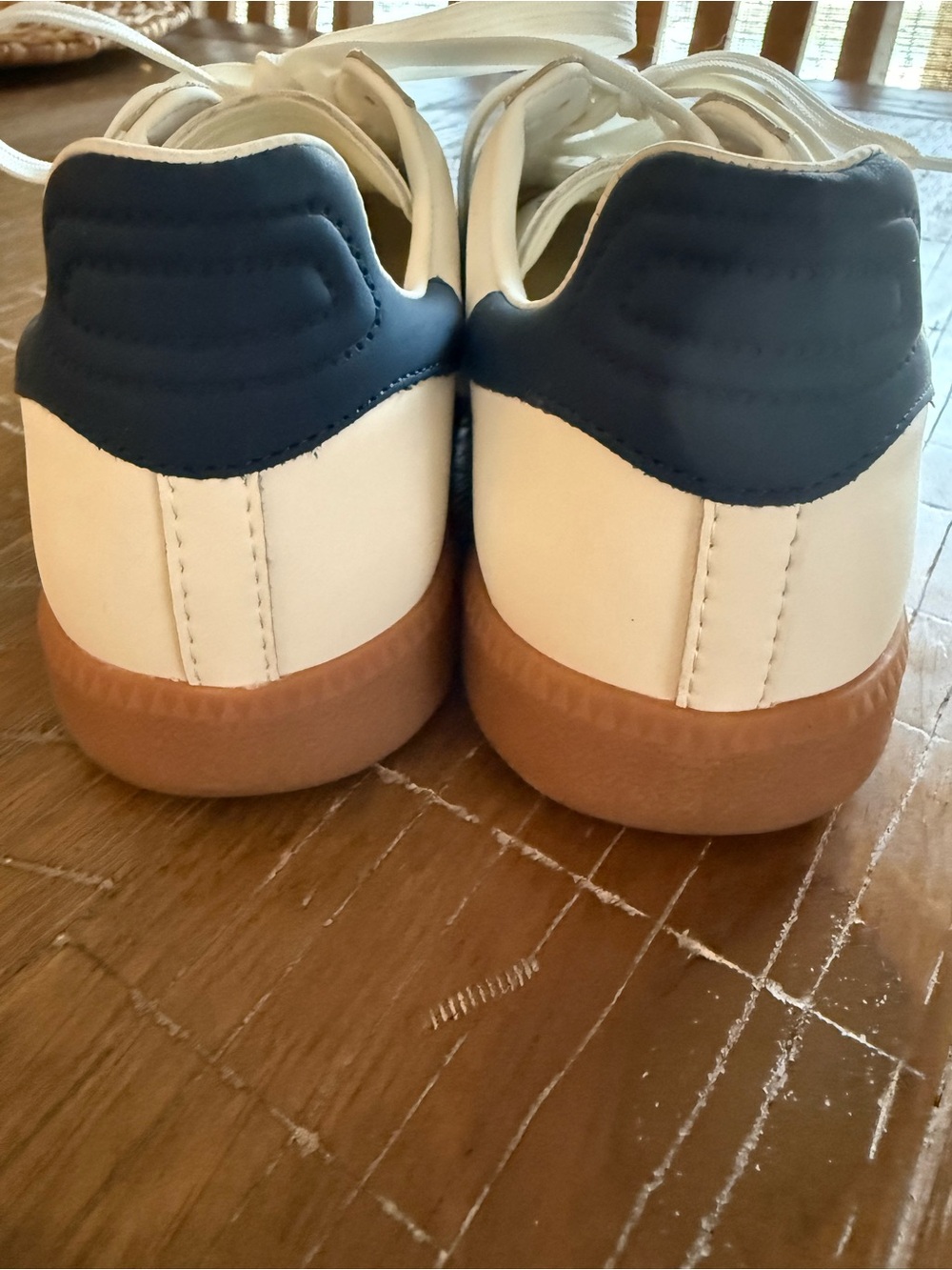 Women’s Back 70s Cloud Retro Low-Top Sneakers in White and Navy - Picture 4 of 4